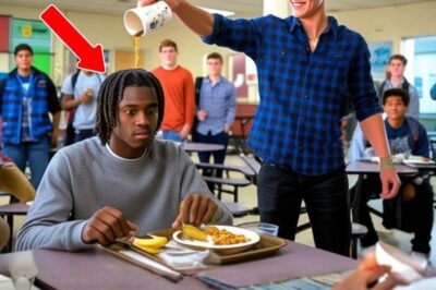 Un intimidateur renverse du café sur l’élève noir – sans savoir qu’il est champion de taekwondo.