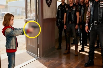 Une fillette de 9 ans est entrée dans un bar de motards, une arme chargée à la main, et a demandé lequel d’entre eux était son vrai père. « Ma mère est mourante », a-t-elle annoncé. Elle a dit : « L’un de vous est mon père, et j’ai trois jours pour le retrouver avant qu’ils ne me placent en famille d’accueil. » Jack, président des Iron Demons, s’est lentement levé.